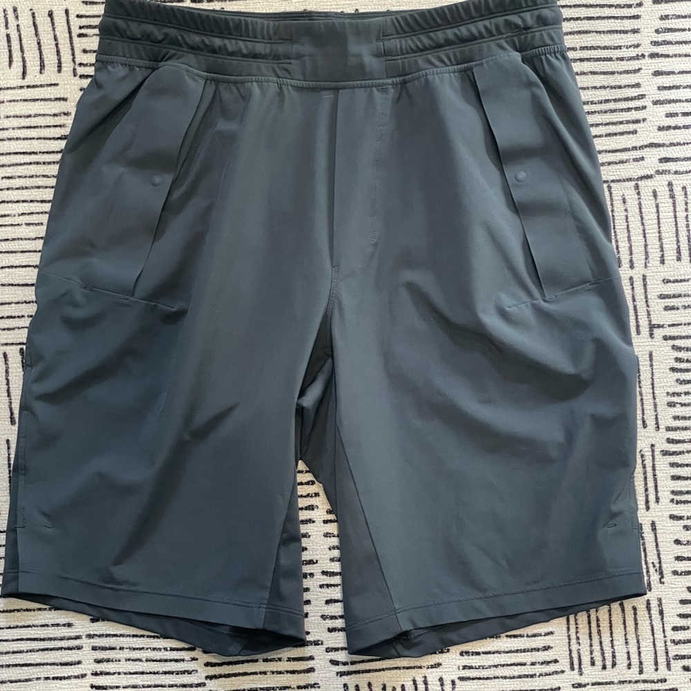 Men’s Lululemon Chill Swift grey shorts - medium 9.5 inseam